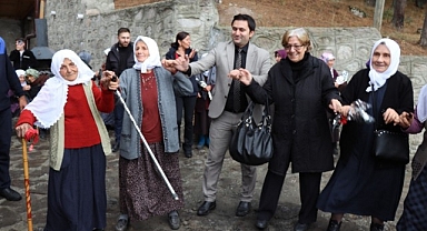 Erzurum'da nineler bastonlarıyla halaya durdu!