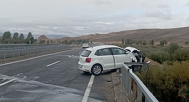 Erzurum'da ölüme ramak kala: Otomobil köprüde asılı kaldı