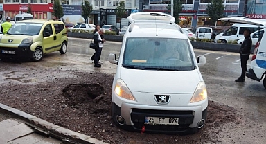 Erzurum'da yol çöktü, park halindeki araç toprağa gömüldü