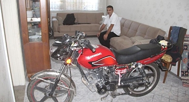 Evin içerisindeki motosikletin hikayesini duyan şaşırıyor!