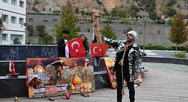 'Filistin’deki bebeklerin çığlığını odunla anlattı
