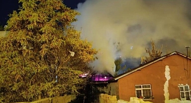 Alevler geceyi aydınlattı