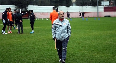 Gel diyorlar geliyor git diyorlar gidiyor