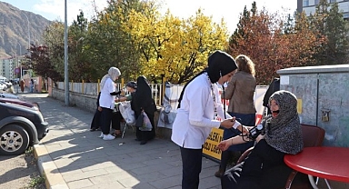 Gençler sokak sokak gezip tansiyon ölçtü
