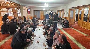 Gençlerle namazda buluşuyorlar