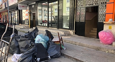 Görüntüler Erzurum'dan! Binayı çöp alanına çevirdiler