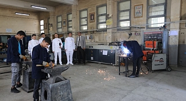 Hurdaları esere dönüştürdüler! Sahil Güvenlikten destek!