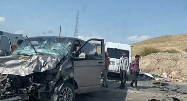 İki minibüs kafa kafaya çarpıştı! Hurda yığınına döndü