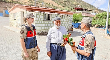 Jandarma ekipleri yaşlıları unutmadı
