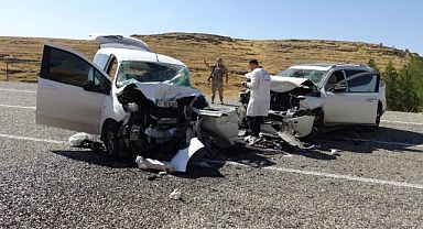 Kafa kafaya çarpıştılar! Arabalar enkaza döndü