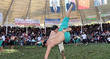 Karakucak Güreşleri nefes kesti