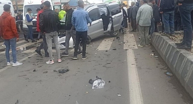 Kavşakta iki araç çarpıştı: 6 yaralı!