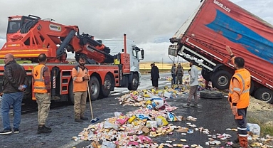 Kaygan yolda devrildi, koliler yola saçıldı