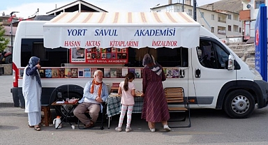 Kitap karavan ile Anadolu’yu geziyorlar