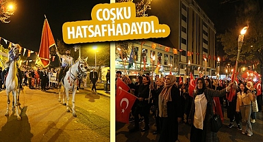 Kurtuluş gecesinde meşaleli yürüyüş hayran bıraktı!