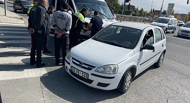 Minibüs ile otomobil çarpıştı: 3 yaralı