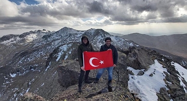 Öğretmenlerden zirvede bayraklı kutlama!