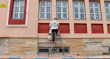 Okul duvarında arı paniği!