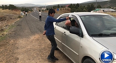Okul harçlığını yoldan çıkarıyor