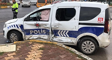 Polis aracı ile otomobil birbirine girdi!