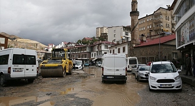 Sağanak caddeyi çökertti!