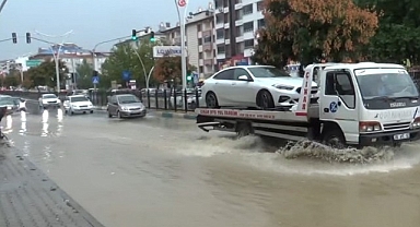 Sağanak sonrası yollar göle döndü, vatandaşlar isyan etti
