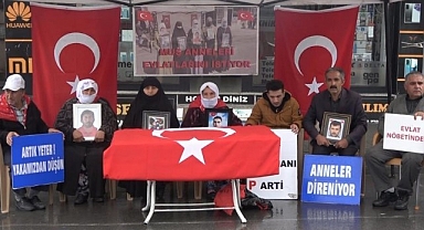 Sağanak yağmur altında evlat nöbeti