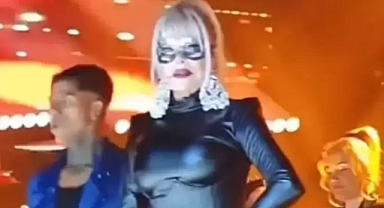 Sahneye öyle bir çıktı ki! Gören inanamadı!