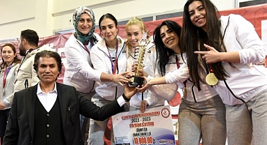 Şampiyon öğretmene en tatlı karşılama