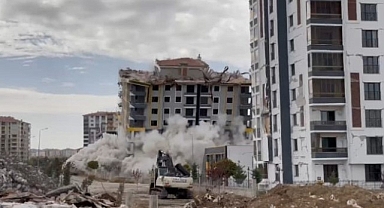 Saniyeler içerisinde yıkıldı! Etraf toz bulutuna gömüldü