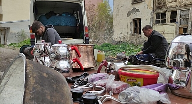 Şehir şehir dolaşıyor, mesleğini yaşatıyor