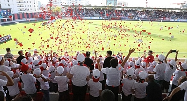 Stadyumda maç izlemenin keyfini çıkardılar