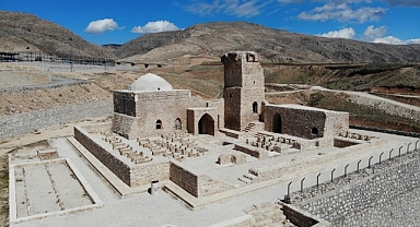 Tarihe kazma vuranlara suçüstü!