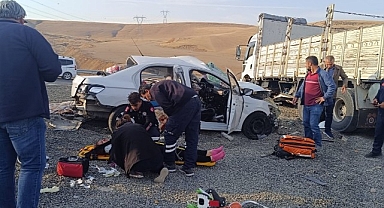 Tır ile otomobil çarpıştı: Feci kaza 2 can aldı