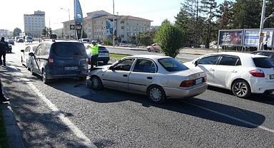 Trafik kilitlendi! Saatlerce yolun açılmasını beklediler