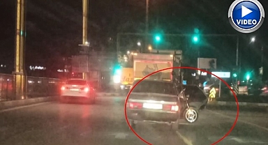 Trafikte ilginç görüntü! Motosikleti böyle taşıdı!