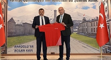 Vali Çiftçi'ye Cumhuriyet forması ve rozeti