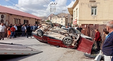 Virajı alamayınca otomobille çarpıştı