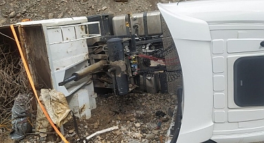 Yağış, hurda yüklü tırın sonu oldu!