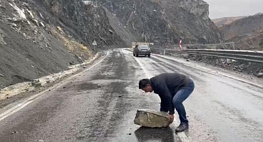 Yağışlar tetikledi, dev kayalar dağdan koptu!