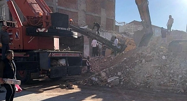 Yıkım esnasında devrildi!