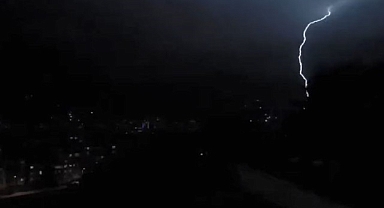 Yıldırımın düşme anı kameraya yansıdı