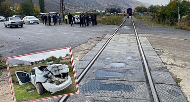 Yolcu treni otomobile çarpıştı! Metrelerce sürüklendi