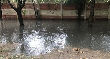 Yollar göle döndü, bahçe ve ahırları su bastı