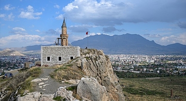 Zirvedeki cami yeniden inşa ediliyor