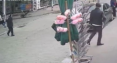Arabanın altında kalmaktan son anda kurtuldu!