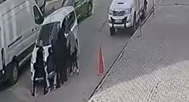 Aracın altında kaldı... Vatandaşlar yetişti!