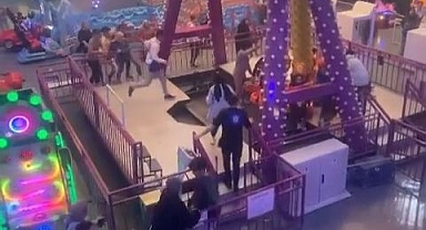 AVM'de faciadan dönüldü: Çocukların bindiği oyuncak devrildi