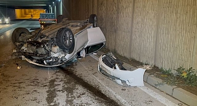 Aydınlatma direğine çarparak takla attı