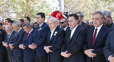 Babacan'dan babasına son görev...